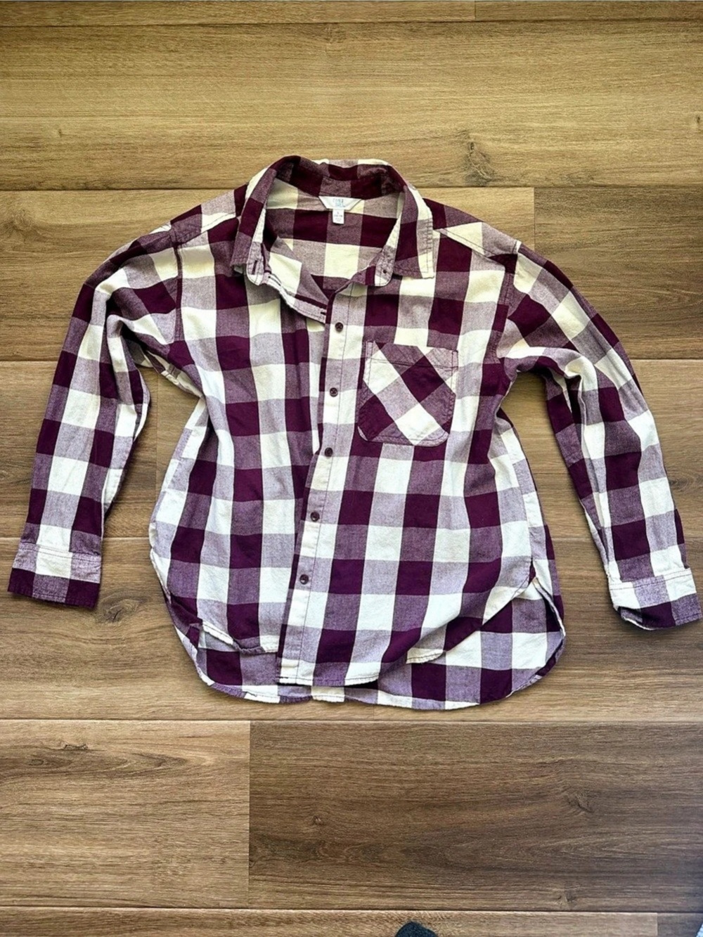 Time and Tru Plaid Button Down in Purple & White Size Medium